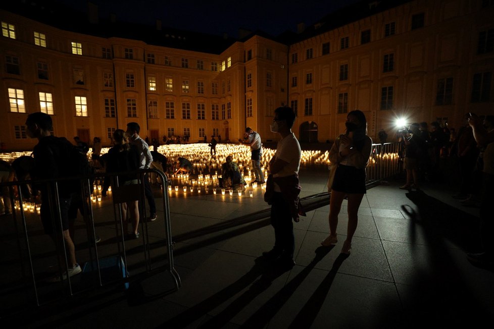 Při pietním aktu za oběti pandemie koronaviru bylo 10. května 2021 na Pražském hradě zapáleno téměř 30 000 svíček.