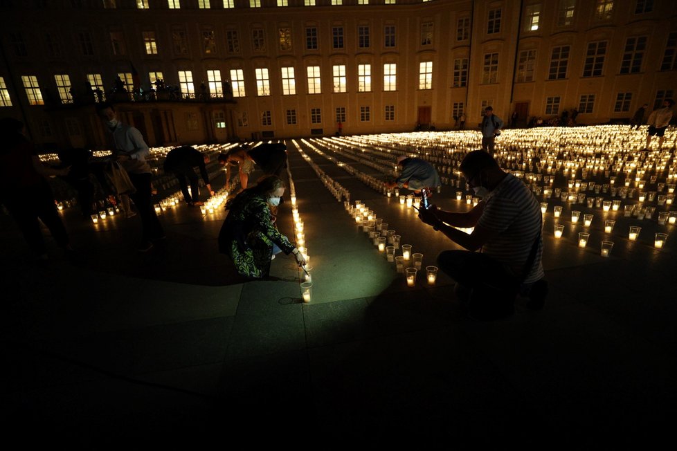 Při pietním aktu za oběti pandemie koronaviru bylo 10. května 2021 na Pražském hradě zapáleno téměř 30 000 svíček.