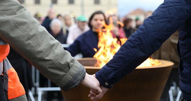 Pieta za oběti šíleného vraha: Studenti objali fakultu a zapálili smuteční oheň