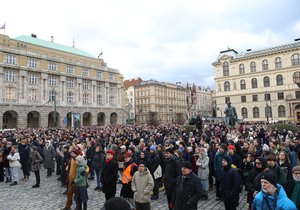 Pietní průvod za oběti střelby na FF UK z Ovocného trhu na náměstí Jana Palacha. (4. leden 2024)