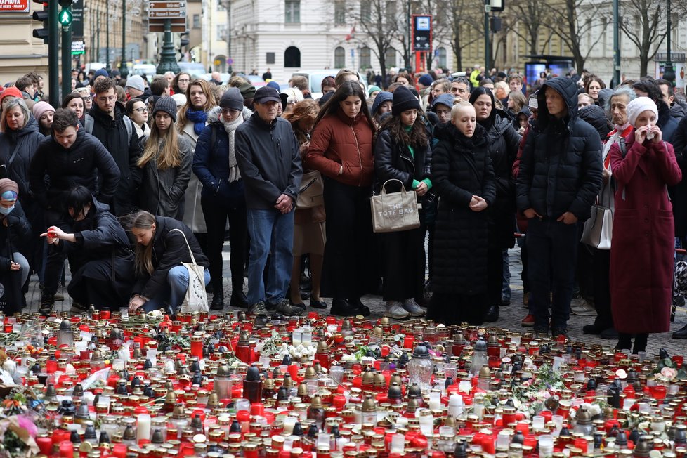 Pietní průvod za oběti střelby na FF UK z Ovocného trhu na náměstí Jana Palacha (4. leden 2024)
