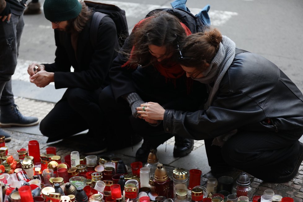 Pietní průvod za oběti střelby na FF UK z Ovocného trhu na náměstí Jana Palacha (4. leden 2024)