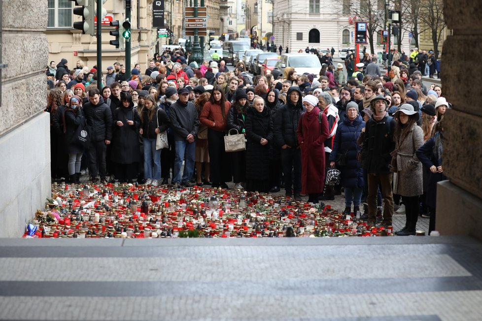 Pietní průvod za oběti střelby na FF UK z Ovocného trhu na náměstí Jana Palacha. (4. leden 2024)