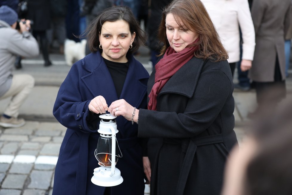 Děkanka FF UK Eva Lehečková (vlevo) s rektorkou UK Milenou Králíčkovou na pietním průvodu za oběti střelby na FF UK z Ovocného trhu na náměstí Jana Palacha. (4. leden 2024)