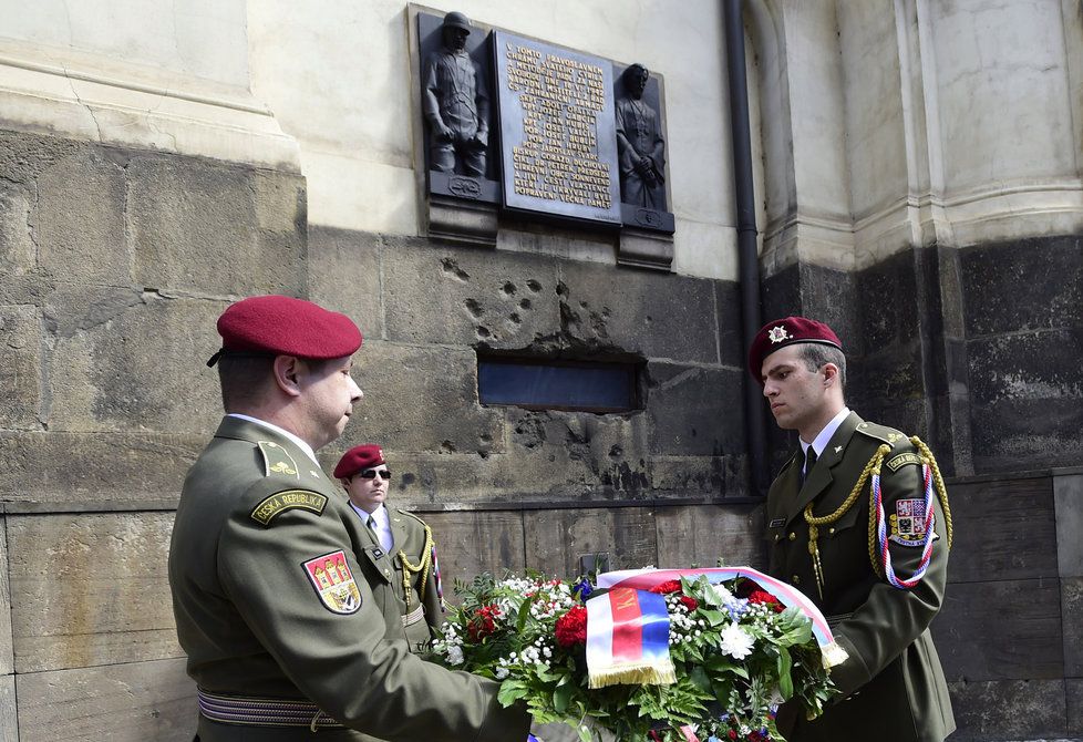 Pietní akt v Praze (18. 6. 2016) u chrámu Cyrila a Metoděje připomněl hrdinství parašutistů, kteří zaútočili na Heydricha