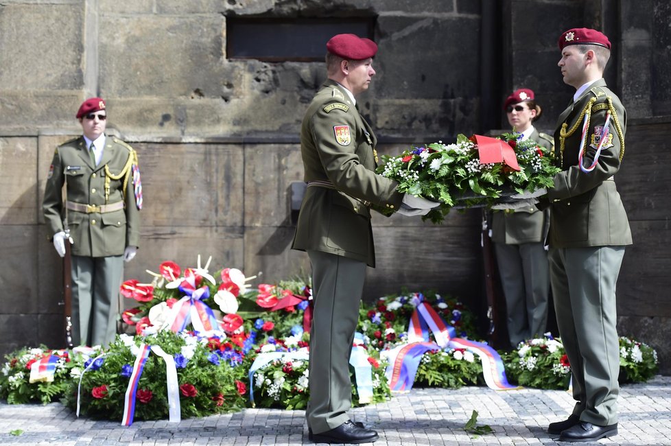 Pietní akt v Praze (18. 6. 2016) u chrámu Cyrila a Metoděje připomněl hrdinství parašutistů, kteří zaútočili na Heydricha