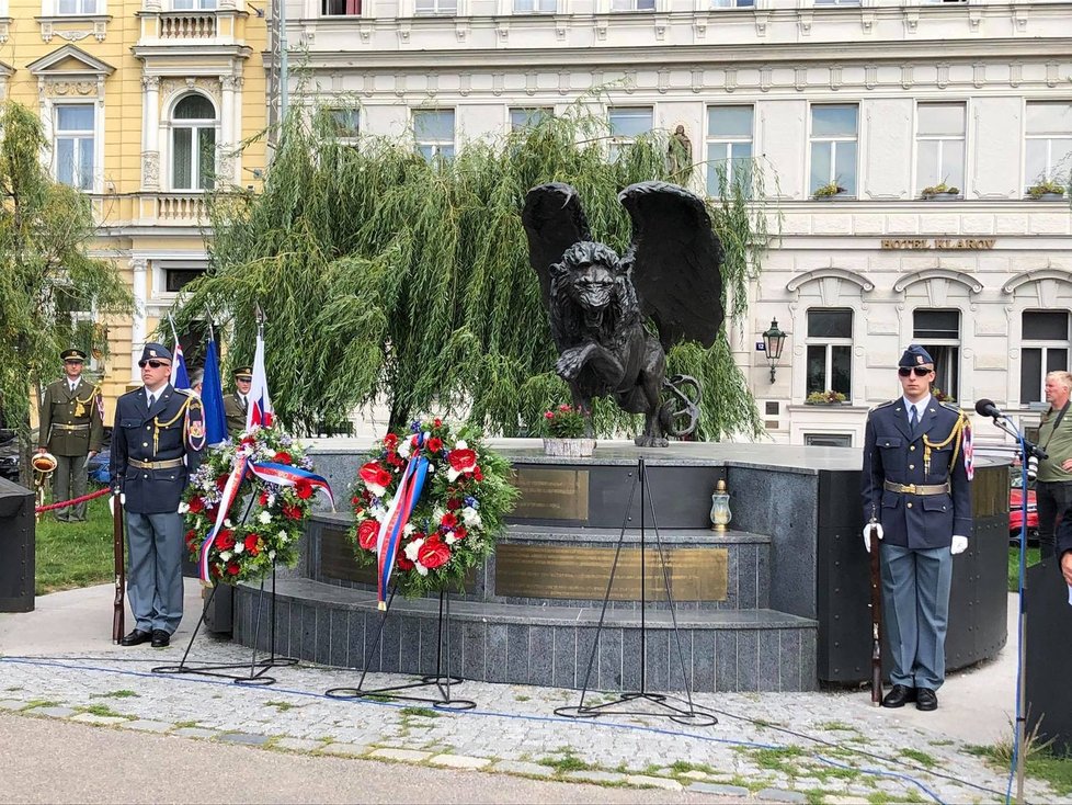 Na Klárově proběhla slavnostní pieta k uctění československých vojáků, kteří bojovali za druhé světové války pro RAF