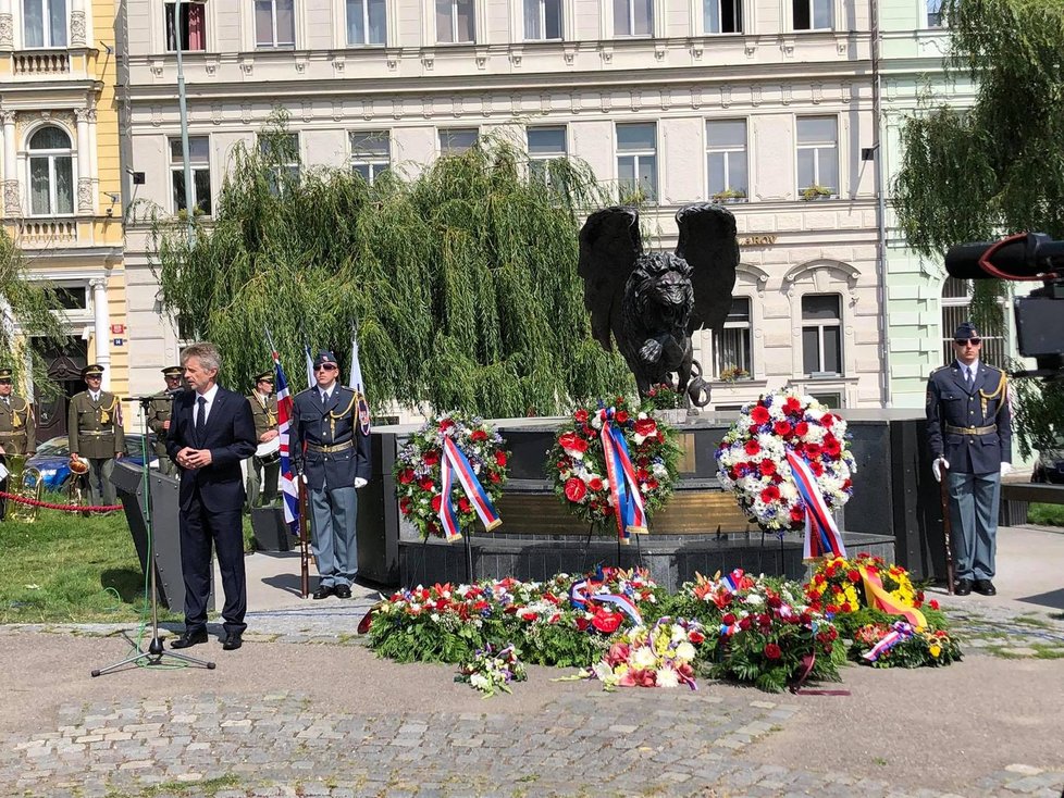 Na Klárově proběhla slavnostní pieta k uctění československých vojáků, kteří bojovali za druhé světové války pro RAF