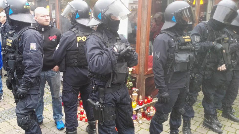 Pieta za zemřelého mladého Roma se v Žatci zvrhla v ostrý konflikt s extrémisty a policií.