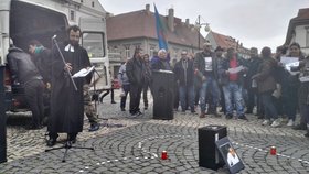 Pieta za zemřelého mladého Roma se v Žatci zvrhla v ostrý konflikt s extremisty a policií.