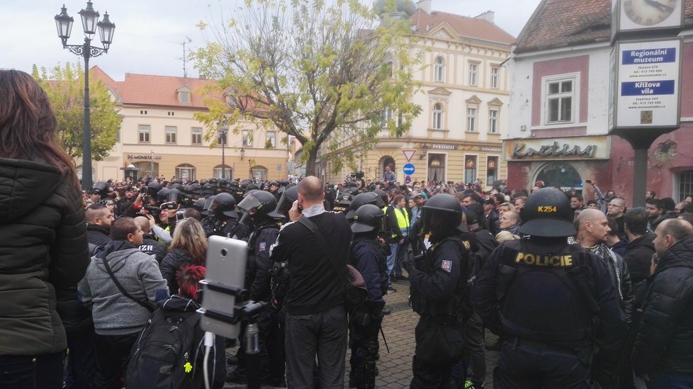 Pieta za zemřelého mladého Roma se v Žatci zvrhla v ostrý konflikt s extrémisty a policií.