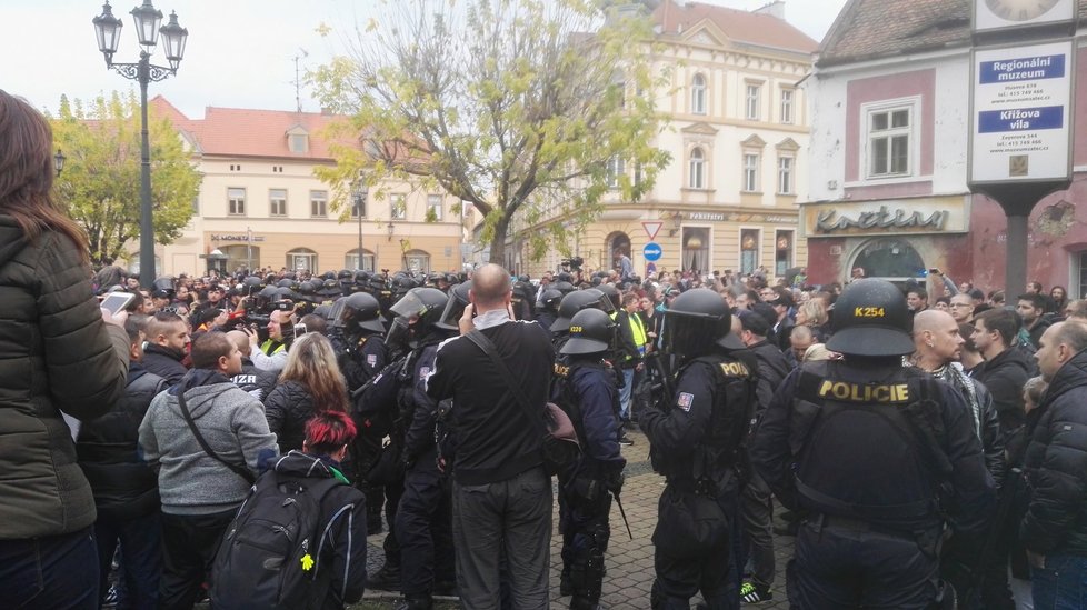 Pieta za zemřelého mladého Roma se v Žatci zvrhla v ostrý konflikt s extremisty a policií.