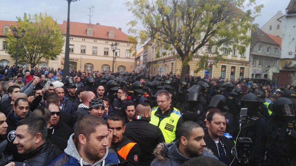 Pieta za zemřelého mladého Roma se v Žatci zvrhla v ostrý konflikt s extrémisty a policií.