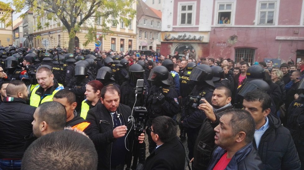 Pieta za zemřelého mladého Roma se v Žatci zvrhla v ostrý konflikt s extremisty a policií.