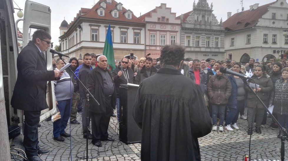 Pieta za zemřelého mladého Roma se v Žatci zvrhla v ostrý konflikt s extremisty a policií.