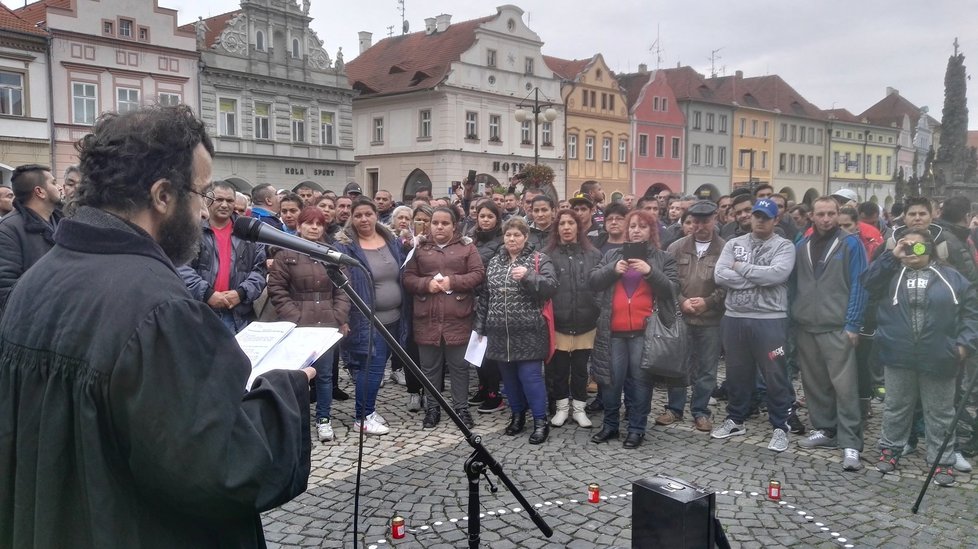 Pieta za zemřelého mladého Roma se v Žatci zvrhla v ostrý konflikt s extrémisty a policií.