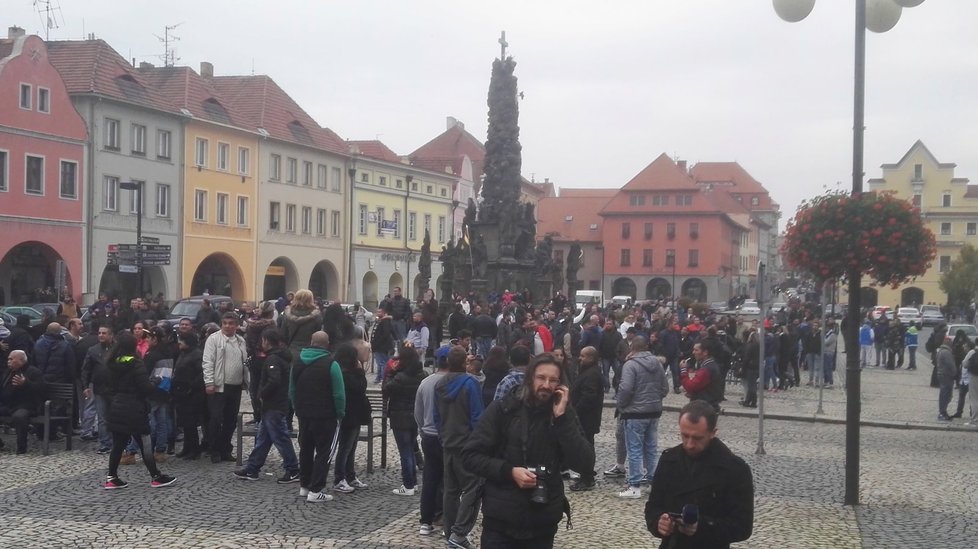 Pieta za zemřelého mladého Roma se v Žatci zvrhla v ostrý konflikt s extremisty a policií.