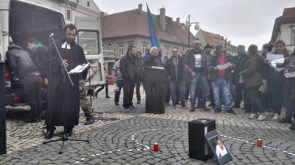 Pieta za zemřelého mladého Roma se v Žatci zvrhla v ostrý konflikt s extrémisty a policií.