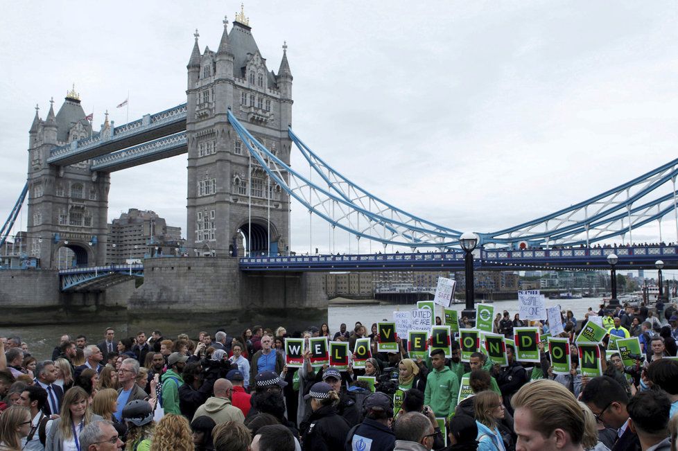 Piety za oběti útoku na London Bridge se zúčastnila řada muslimů (5. června 2017)