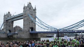 Piety za oběti útoku na London Bridge se zúčastnila řada muslimů (5. června 2017)