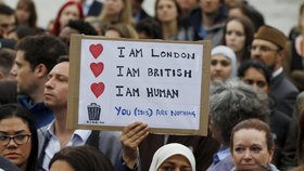 Piety za oběti útoku na London Bridge se zúčastnila řada muslimů (5. června 2017)