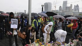 Piety za oběti útoku na London Bridge se zúčastnila řada muslimů (5. června 2017).