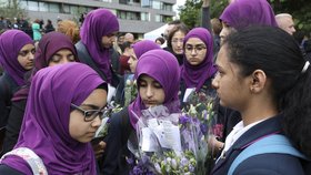 Piety za oběti útoku na London Bridge se zúčastnila řada muslimů (5. června 2017).