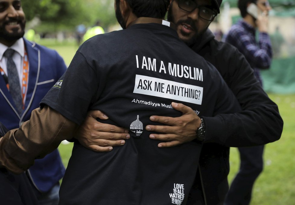 Piety za oběti útoku na London Bridge se zúčastnila řada muslimů (5. června 2017).