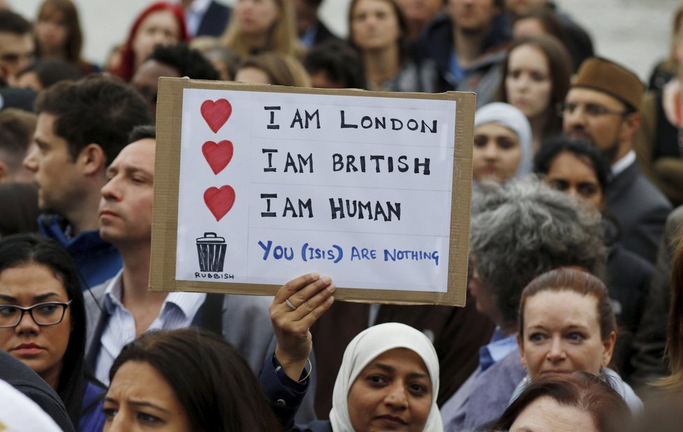 Piety za oběti útoku na London Bridge se zúčastnila řada muslimů (5. června 2017).