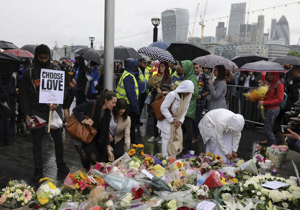 Piety za oběti útoku na London Bridge se zúčastnila řada muslimů