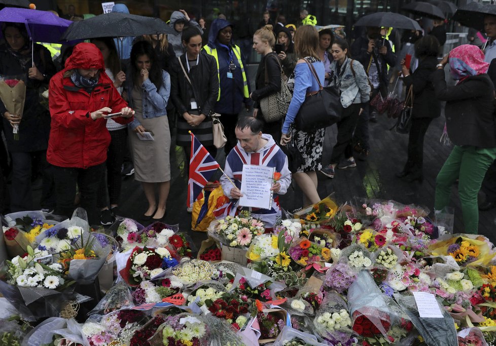 Piety za oběti útoku na London Bridge se zúčastnila řada muslimů (5. června 2017)