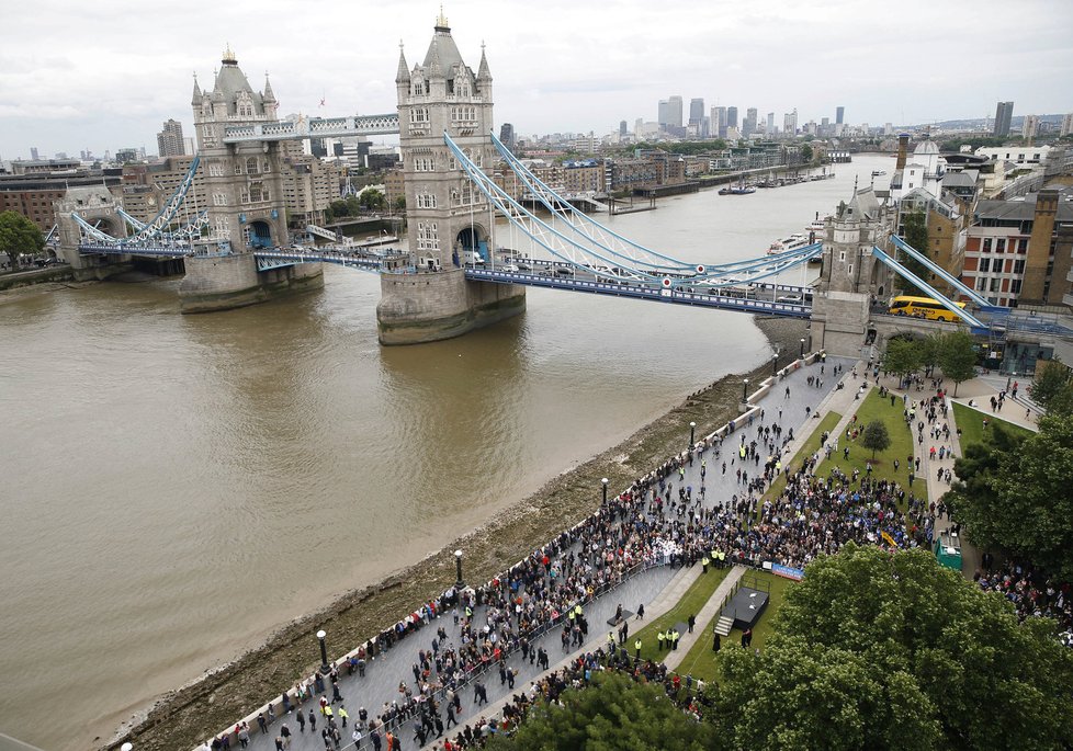 Piety za oběti útoku na London Bridge se zúčastnila řada muslimů (5. června 2017).