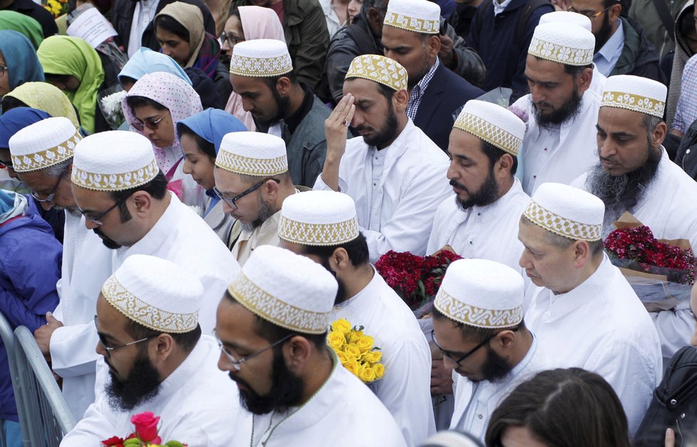 Piety za oběti útoku na London Bridge se zúčastnila řada muslimů (5. června 2017)