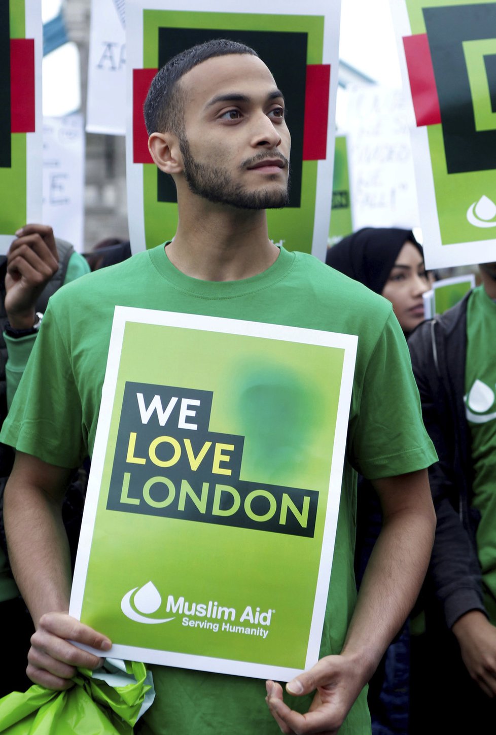 Piety za oběti útoku na London Bridge se zúčastnila řada muslimů (5. června 2017).