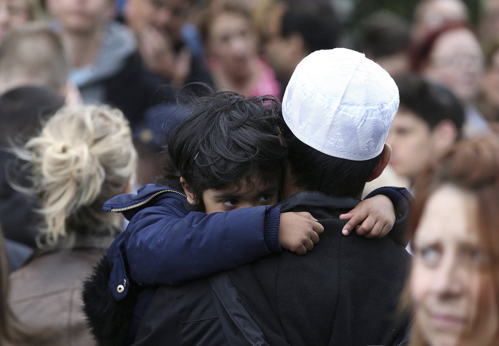 Piety za oběti útoku na London Bridge se zúčastnila řada muslimů (5. června 2017)