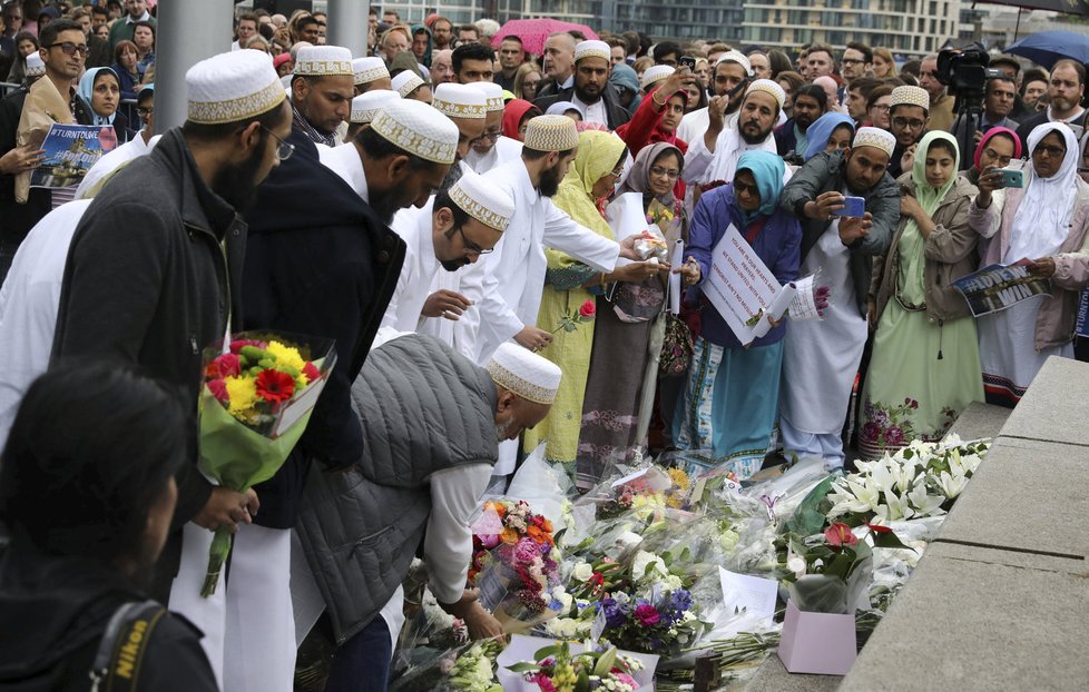 Piety za oběti útoku na London Bridge se zúčastnila řada muslimů (5. června 2017).