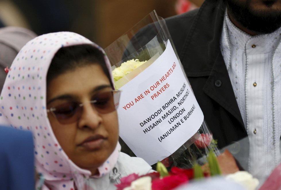 Piety za oběti útoku na London Bridge se zúčastnila řada muslimů (5. června 2017)