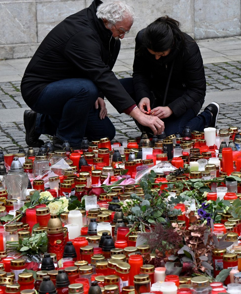 Pietní místa v centru Prahy lidé navštěvovali i na Štědrý den
