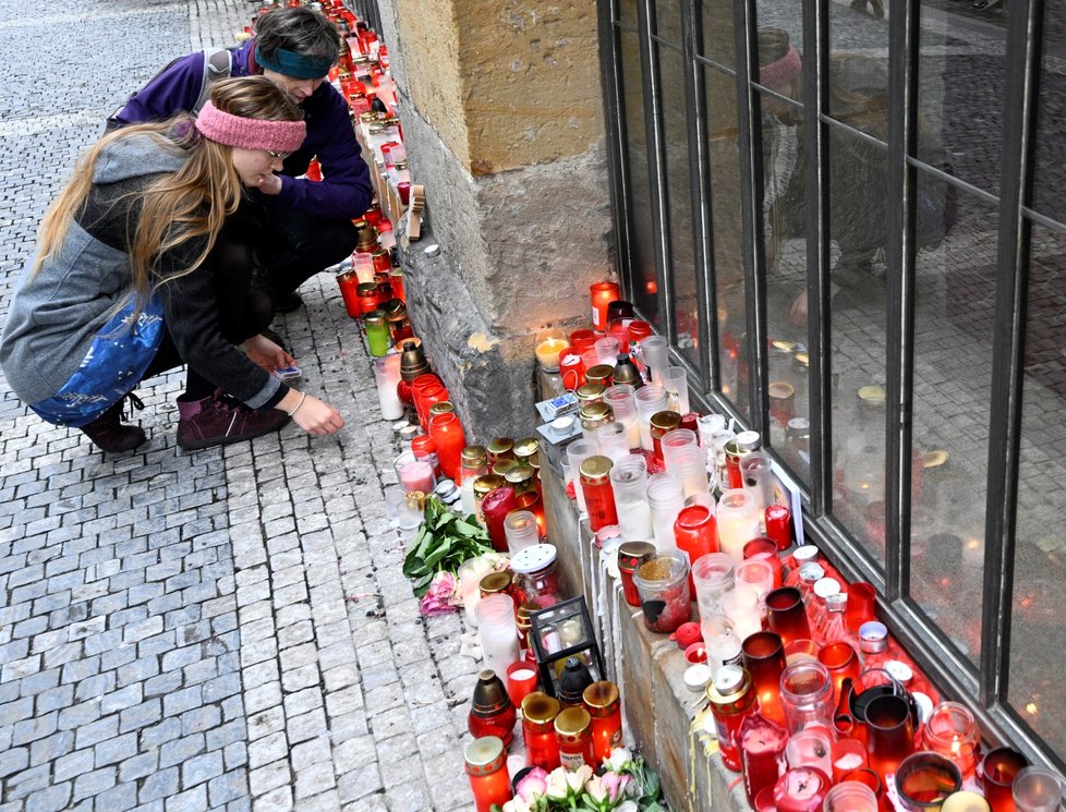 Pietní místa v centru Prahy lidé navštěvovali i na Štědrý den