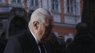 Je třeba opevnit Evropu, řekl Zeman. A Češi vzdali hold mrtvým z Paříže