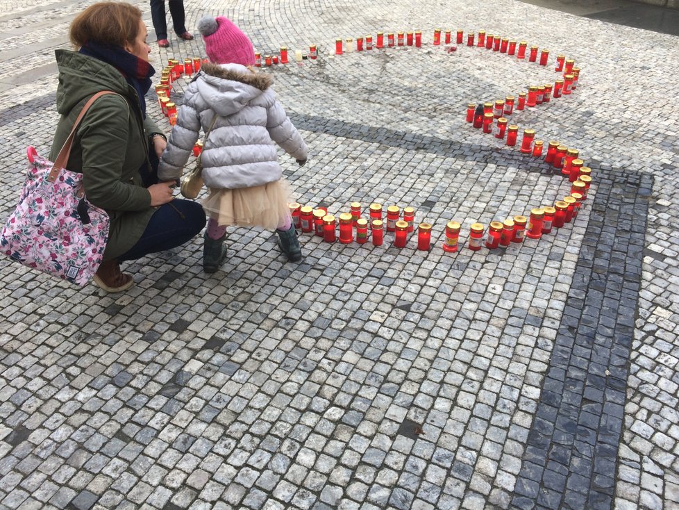 Lidé všech věkových kategorií loni na Jungmannově náměstí zapalovali svíčky za Václava Havla