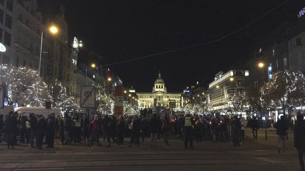 Z Václavského náměstí z piety za Jana Palacha míří lidé mlčky na Staroměstské náměstí. 