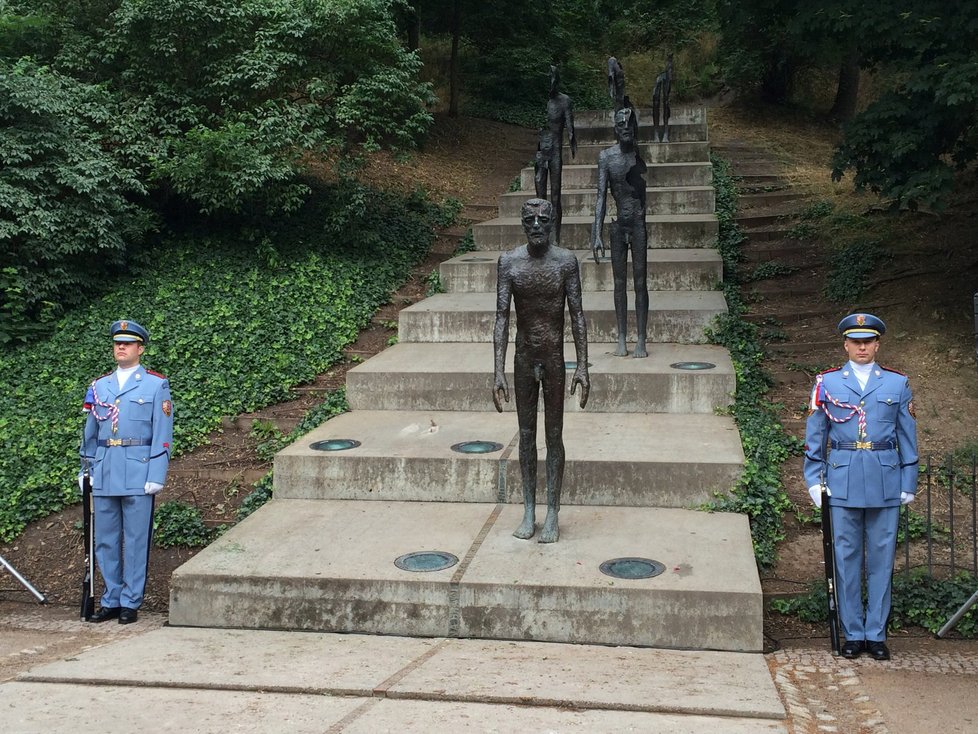 Památník obětí komunismu před pokládáním věnců