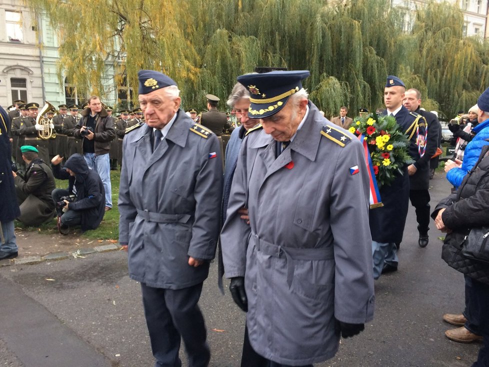 Pietní akt při slavnostním odhalení pamětní desky na památníku Okřídleného lva