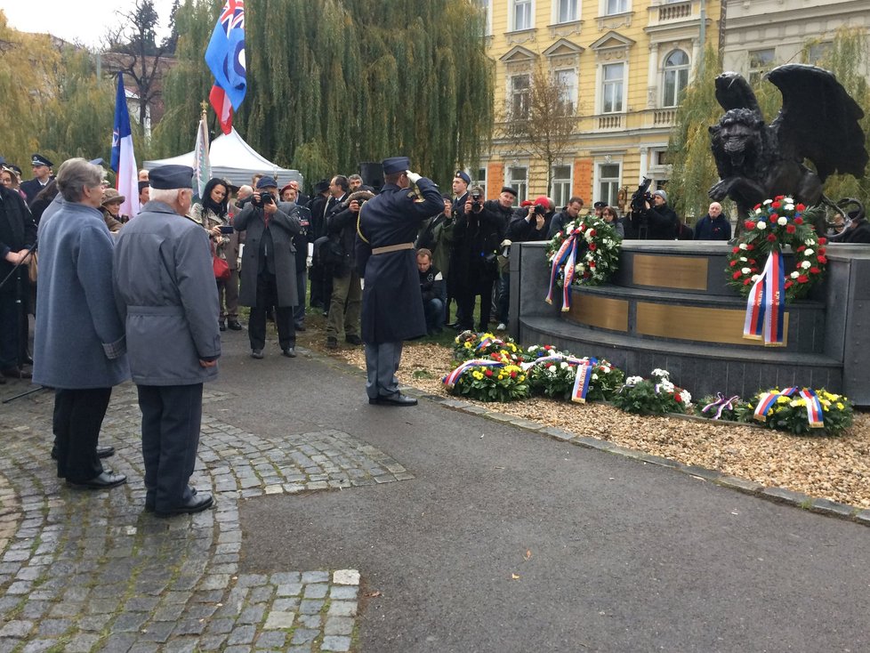 Pietní akt při slavnostním odhalení pamětní desky na památníku Okřídleného lva