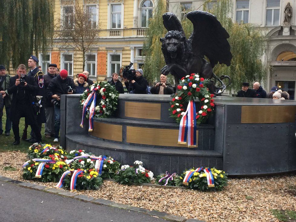 Pietní akt při slavnostním odhalení pamětní desky na památníku Okřídleného lva