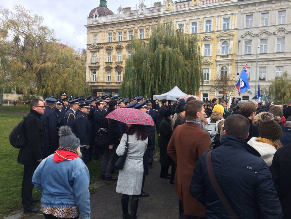 Pietní akt při slavnostním odhalení pamětní desky na památníku Okřídleného lva