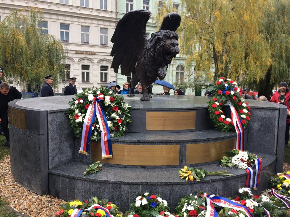 Pietní akt při slavnostním odhalení pamětní desky na památníku Okřídleného lva