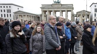 V poledne Evropa ztichla, uctila památku obětí pařížských útoků