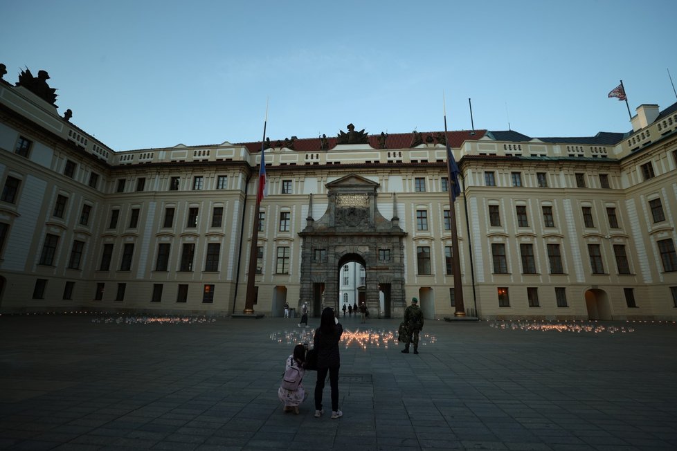 Při pietním aktu za oběti pandemie koronaviru bylo 10. května 2021 na nádvořích Pražského hradu zapáleno téměř 30 000 svíček.